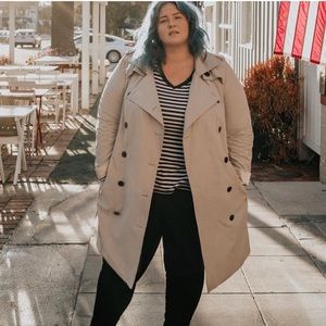 Universal Standard, Derjon Trench in khaki. Size M